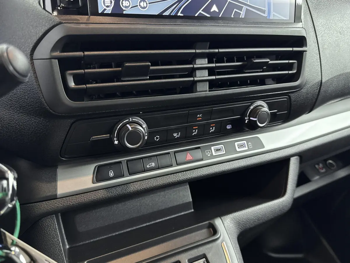 L2 136 75 kWh | Demo deal! | Dodehoekdetectie | Navigatie | Camera | Laadruimte betimmering |