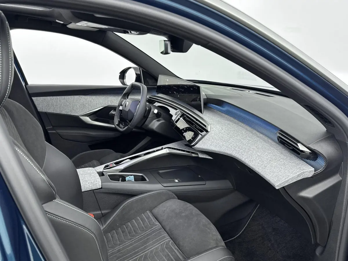 1.2 Hybrid 145 GT Exclusive | Demo deal | Alcantara interieur | Panoramisch dak | Adaptieve cruise control | Navigatie |