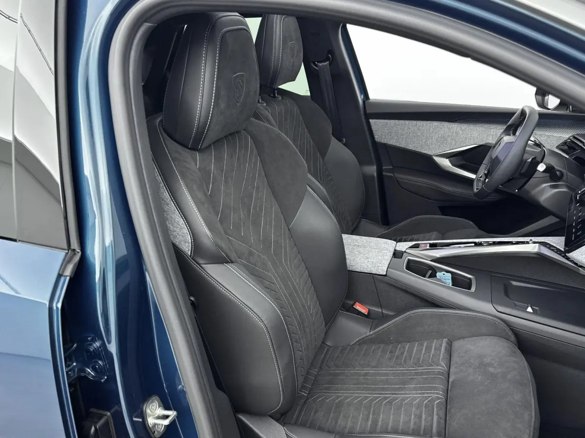 1.2 Hybrid 145 GT Exclusive | Demo deal | Alcantara interieur | Panoramisch dak | Adaptieve cruise control | Navigatie |