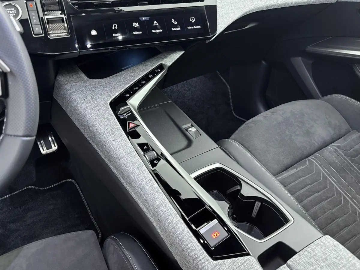 1.2 Hybrid 145 GT Exclusive | Demo deal | Alcantara interieur | Panoramisch dak | Adaptieve cruise control | Navigatie |