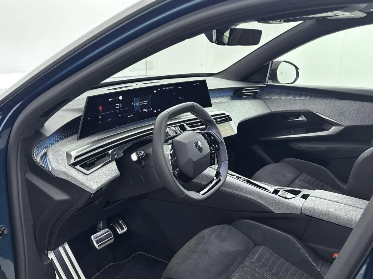 1.2 Hybrid 145 GT Exclusive | Demo deal | Alcantara interieur | Panoramisch dak | Adaptieve cruise control | Navigatie |