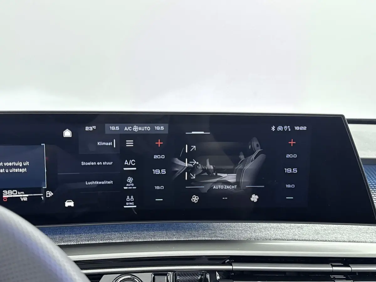 1.2 Hybrid 145 GT Exclusive | Demo deal | Alcantara interieur | Panoramisch dak | Adaptieve cruise control | Navigatie |