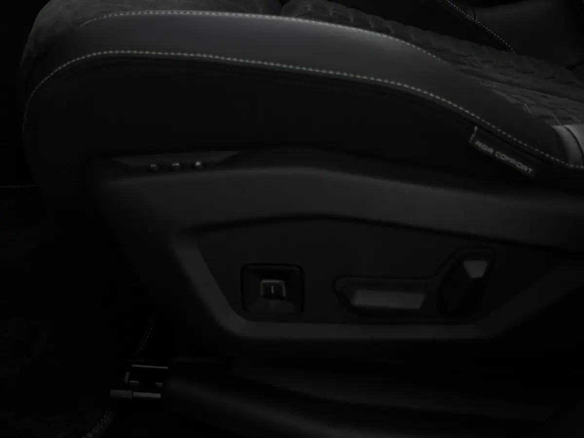 1.2 Hybrid 145 GT Exclusive | Demo deal | Alcantara interieur | Panoramisch dak | Adaptieve cruise control | Navigatie |
