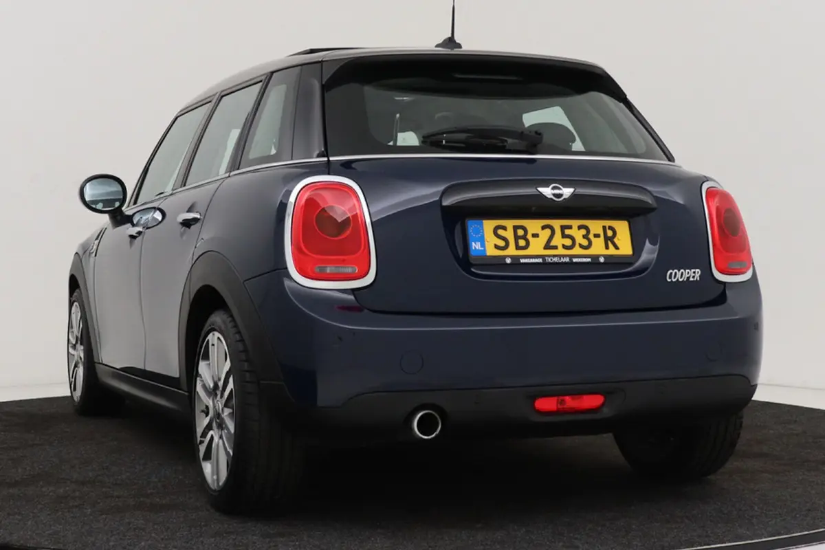 1.5 Cooper Business | Org NL | Panoramadak | Dealer Ond. | Sportstoelen | Navigatie | Camera |