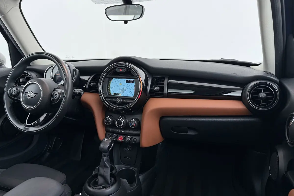 1.5 Cooper Business | Org NL | Panoramadak | Dealer Ond. | Sportstoelen | Navigatie | Camera |