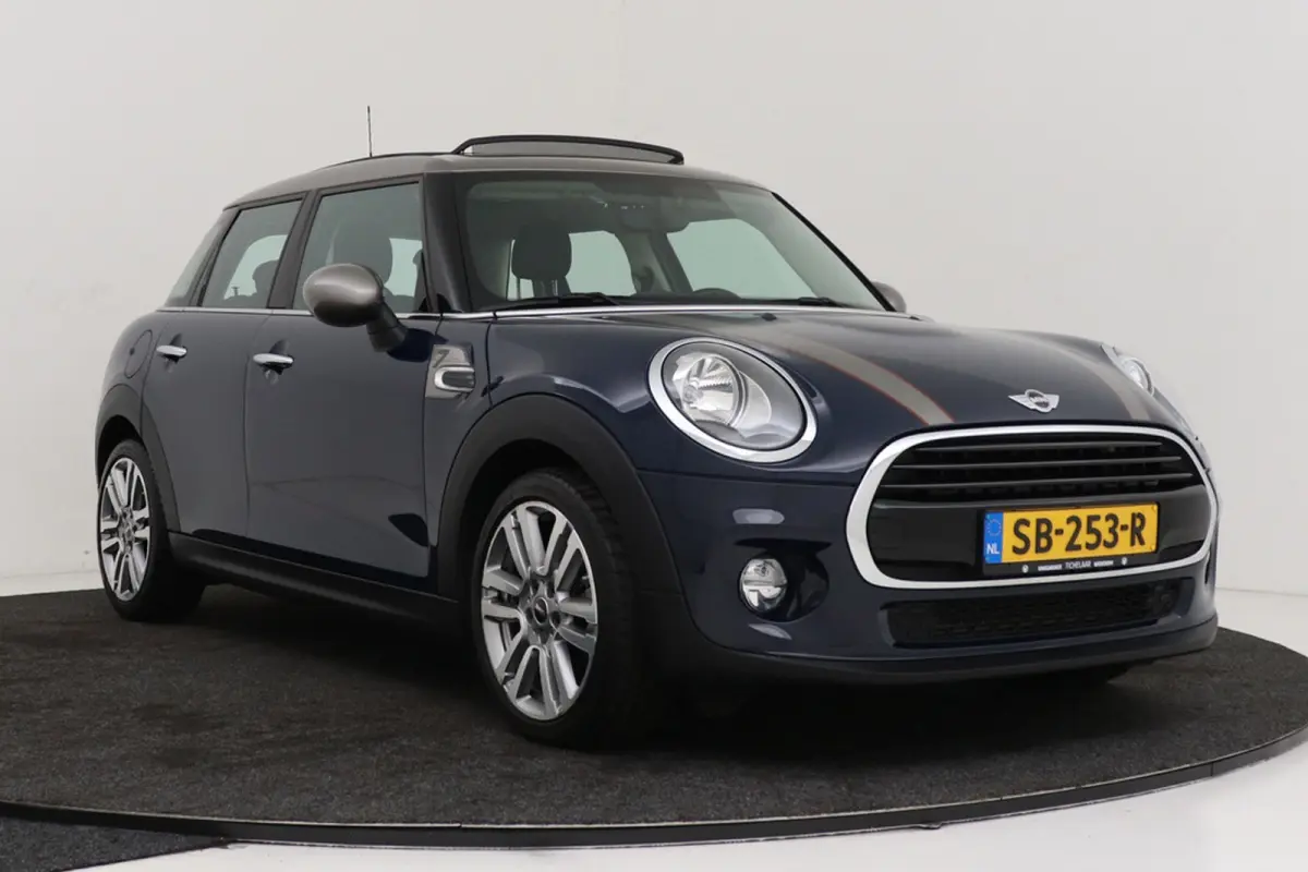 1.5 Cooper Business | Org NL | Panoramadak | Dealer Ond. | Sportstoelen | Navigatie | Camera |