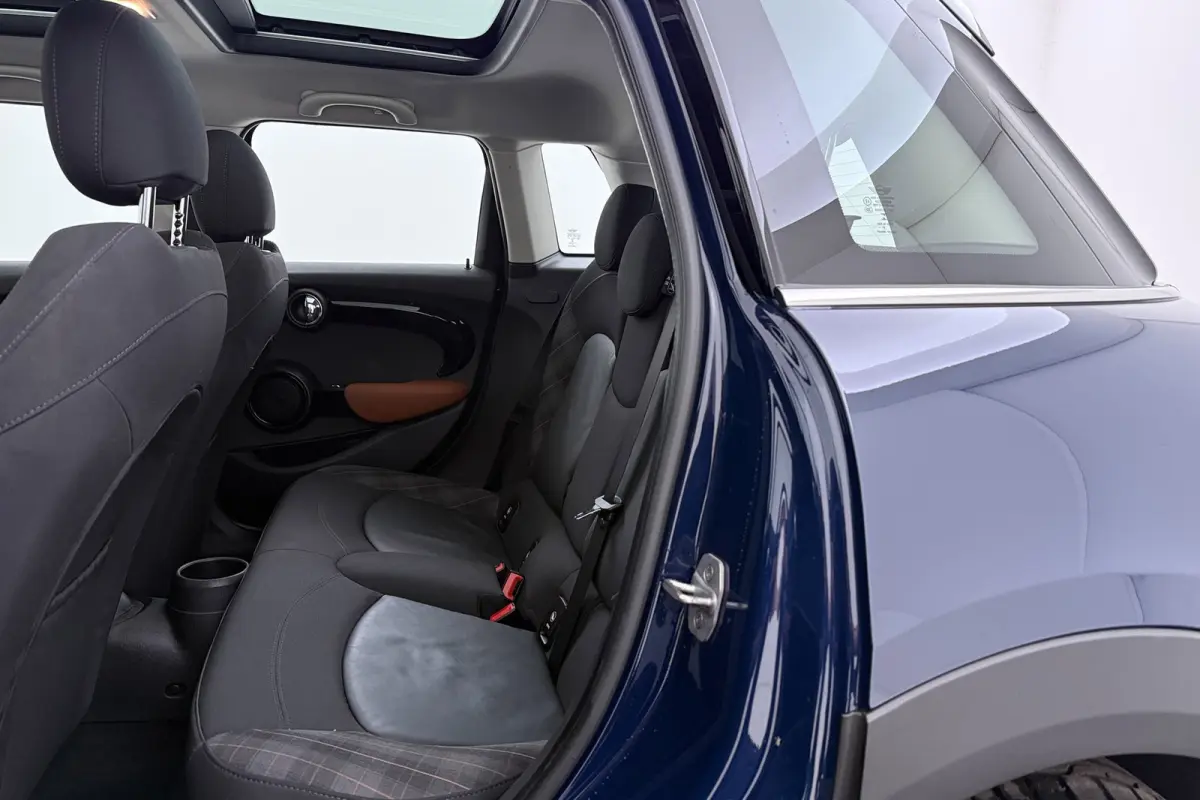 1.5 Cooper Business | Org NL | Panoramadak | Dealer Ond. | Sportstoelen | Navigatie | Camera |