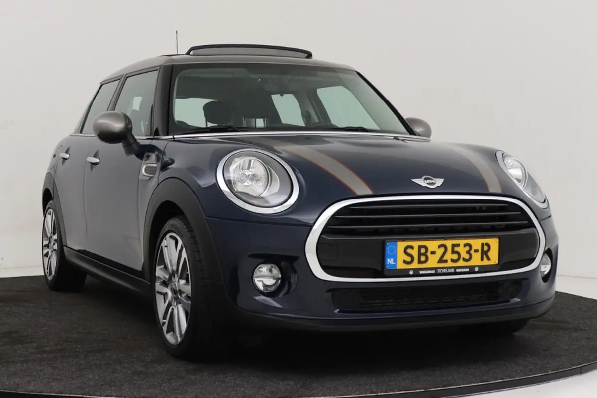 1.5 Cooper Business | Org NL | Panoramadak | Dealer Ond. | Sportstoelen | Navigatie | Camera |