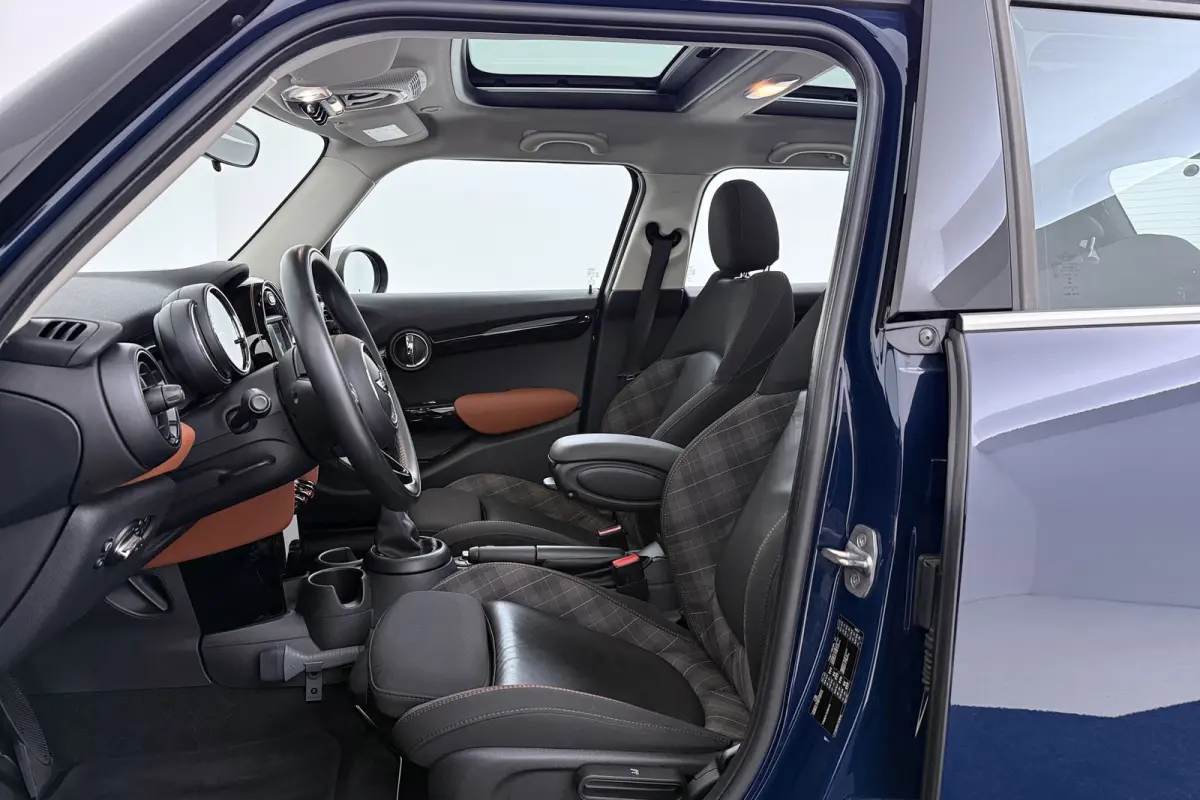 1.5 Cooper Business | Org NL | Panoramadak | Dealer Ond. | Sportstoelen | Navigatie | Camera |