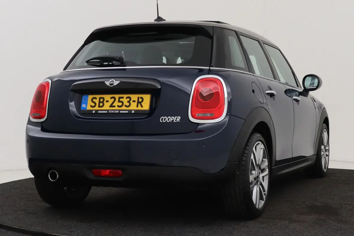 1.5 Cooper Business | Org NL | Panoramadak | Dealer Ond. | Sportstoelen | Navigatie | Camera |