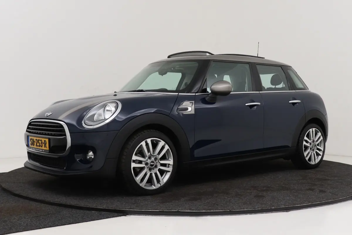 1.5 Cooper Business | Org NL | Panoramadak | Dealer Ond. | Sportstoelen | Navigatie | Camera |