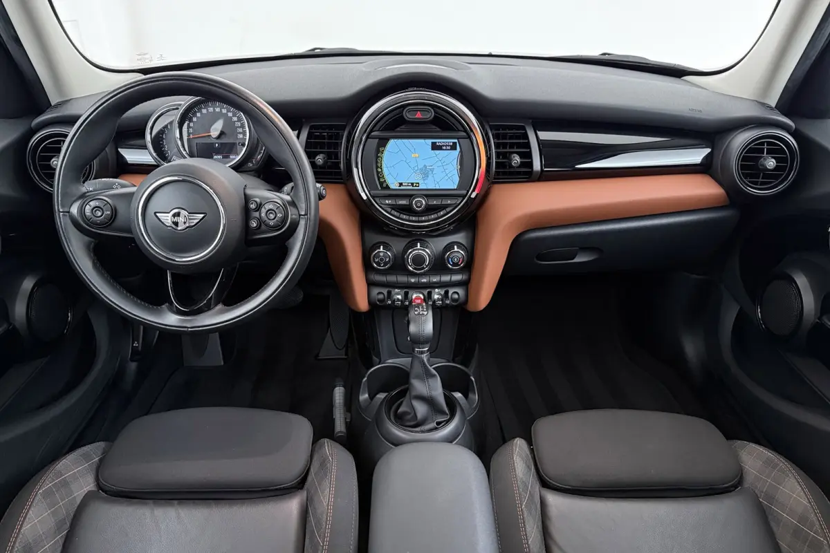 1.5 Cooper Business | Org NL | Panoramadak | Dealer Ond. | Sportstoelen | Navigatie | Camera |