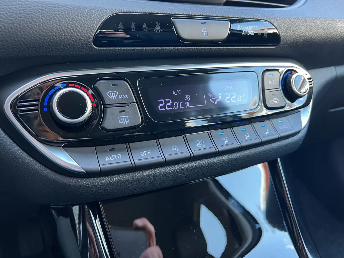 1.6 T-GDi Premium Automaat | Camera | Carplay | Climate controle | Lederen bekleding | Bestuurdersstoel met geheugen | Dodehoek detectie | Draadloos laden | Full LED | Keyless entry | Stoelv