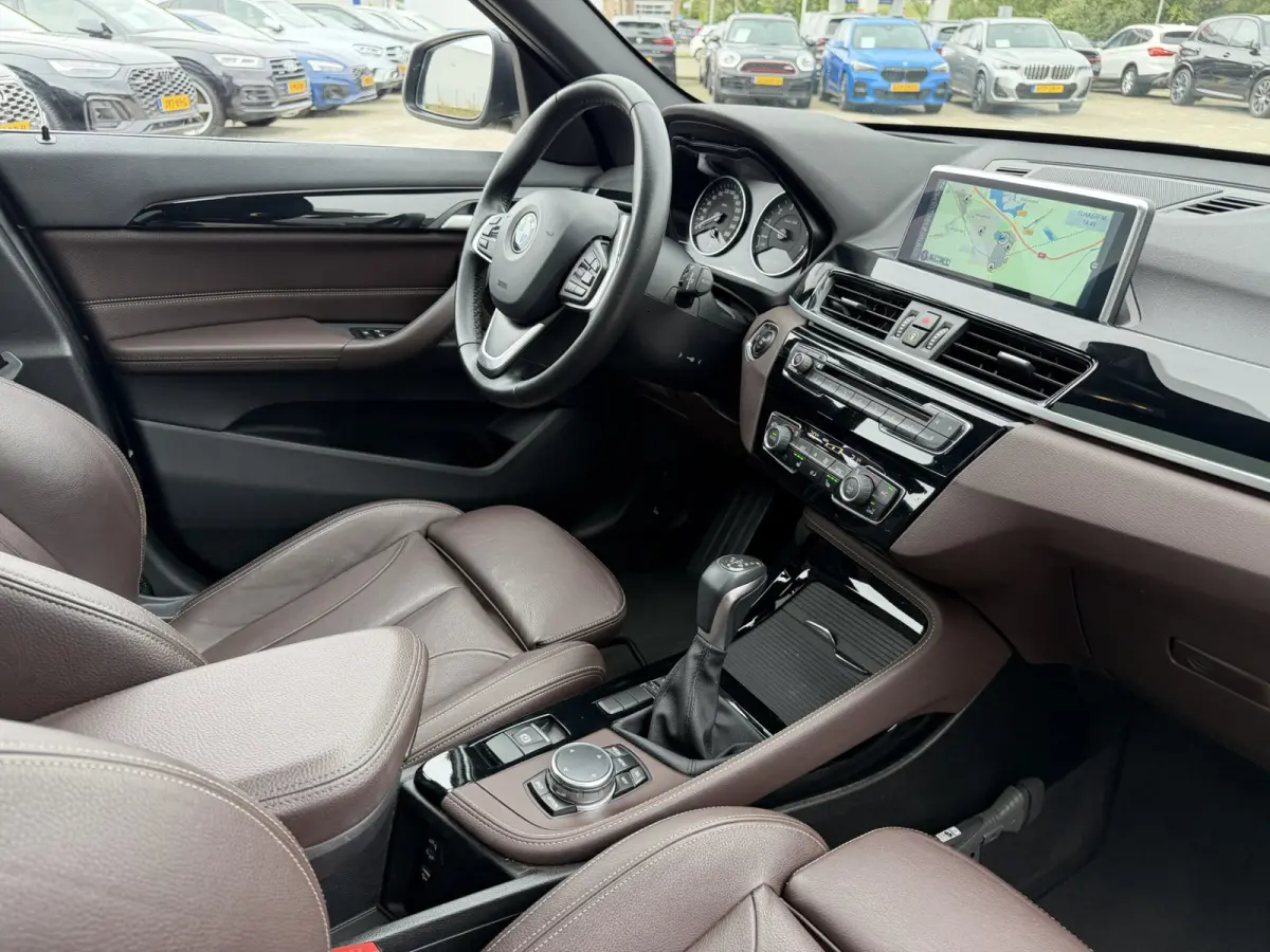 sDrive20i xLine Leder Panoramadak HiFi Pakket Head-Up Display PDC Afn. Trekhaak Sportstoelen 4S Banden