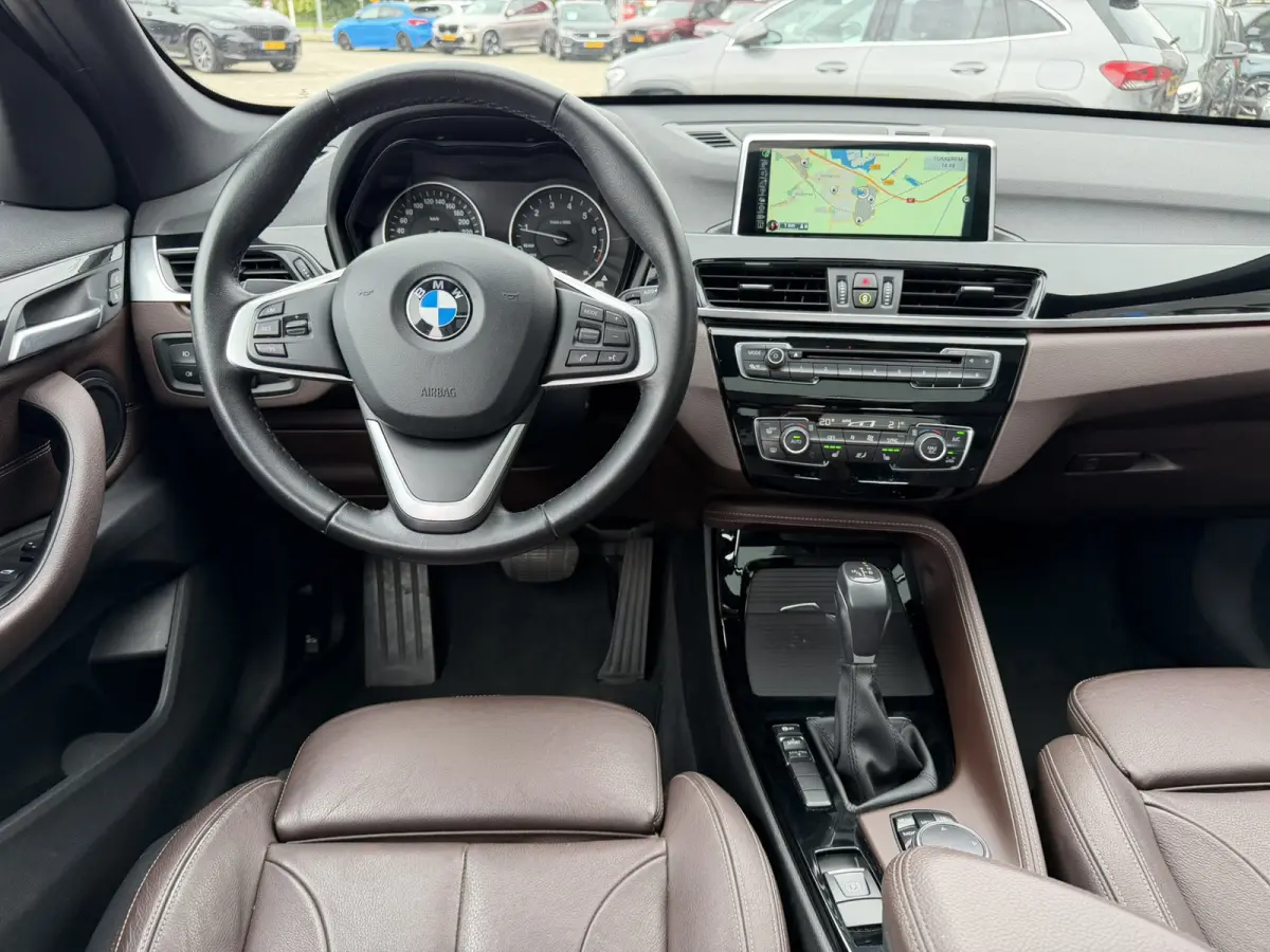 sDrive20i xLine Leder Panoramadak HiFi Pakket Head-Up Display PDC Afn. Trekhaak Sportstoelen 4S Banden