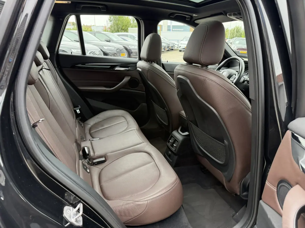 sDrive20i xLine Leder Panoramadak HiFi Pakket Head-Up Display PDC Afn. Trekhaak Sportstoelen 4S Banden