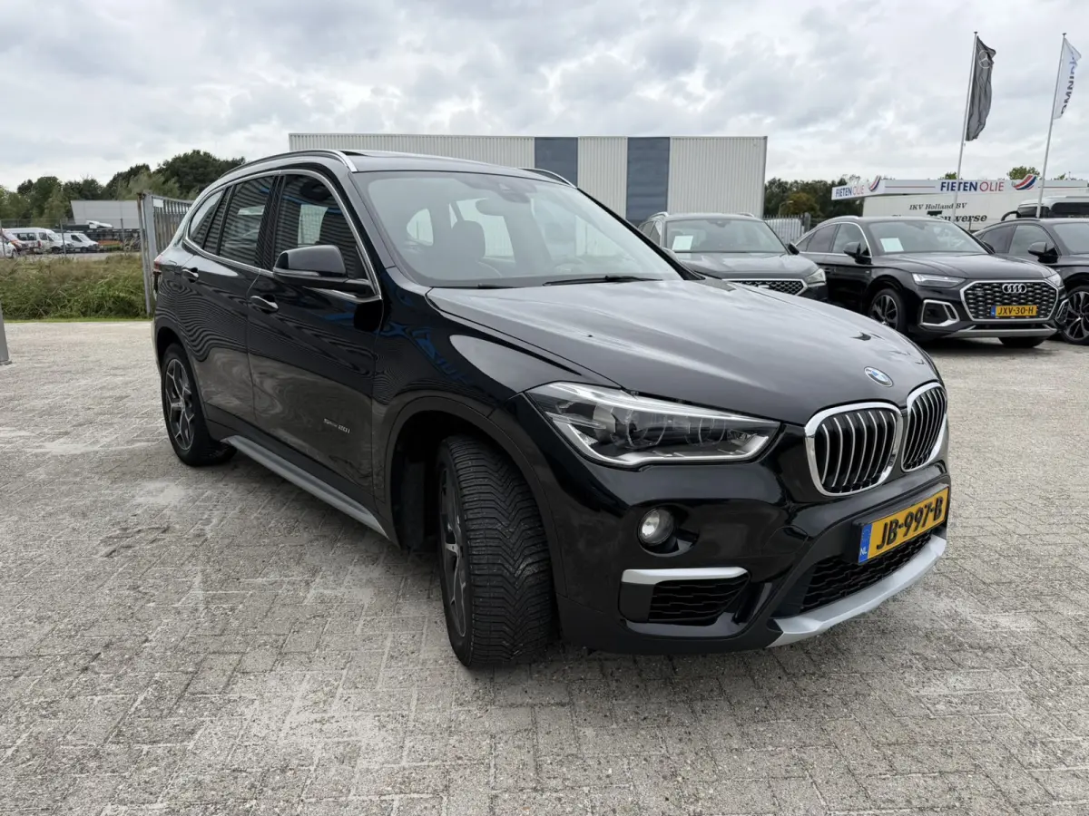 sDrive20i xLine Leder Panoramadak HiFi Pakket Head-Up Display PDC Afn. Trekhaak Sportstoelen 4S Banden