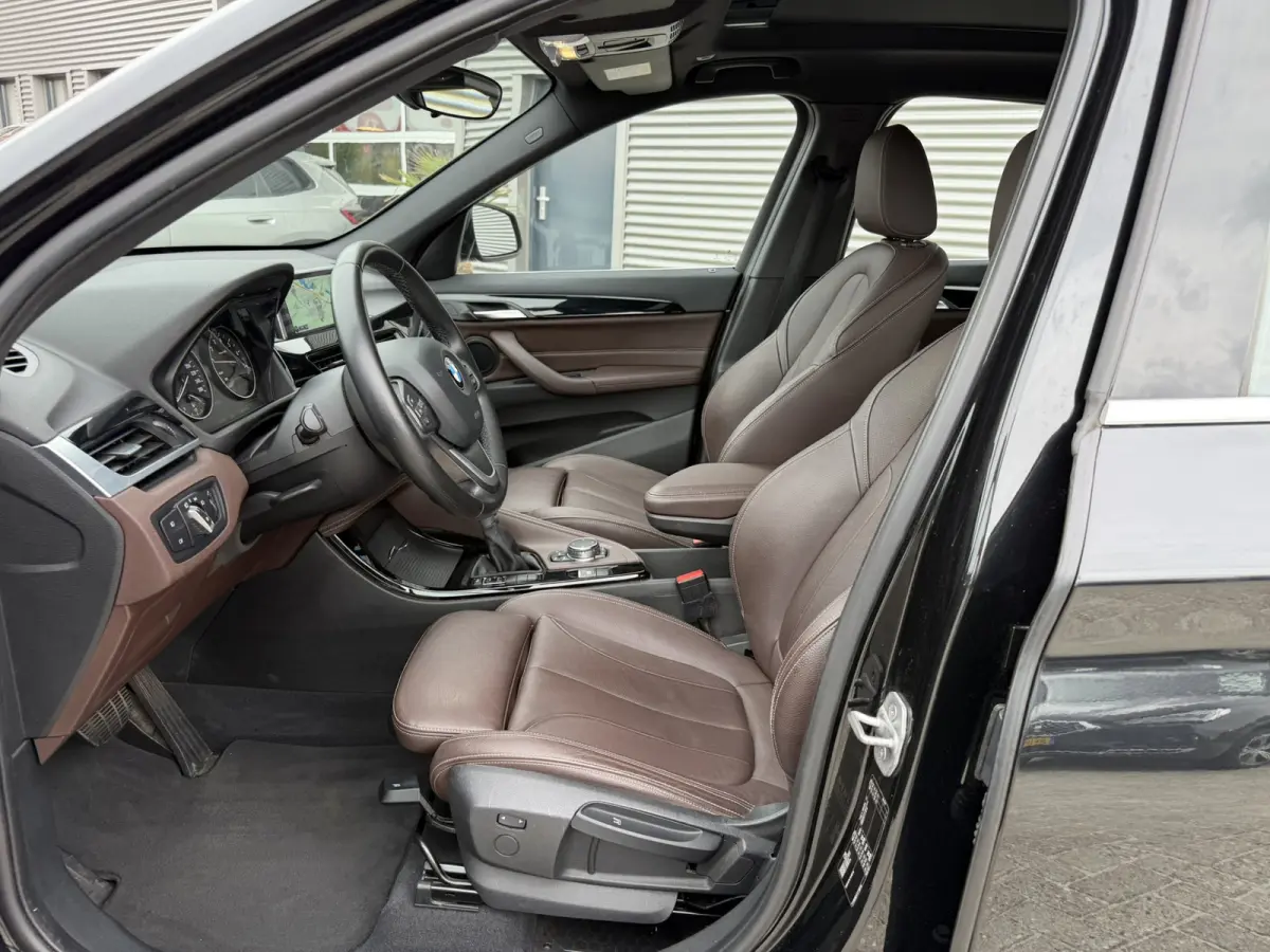 sDrive20i xLine Leder Panoramadak HiFi Pakket Head-Up Display PDC Afn. Trekhaak Sportstoelen 4S Banden