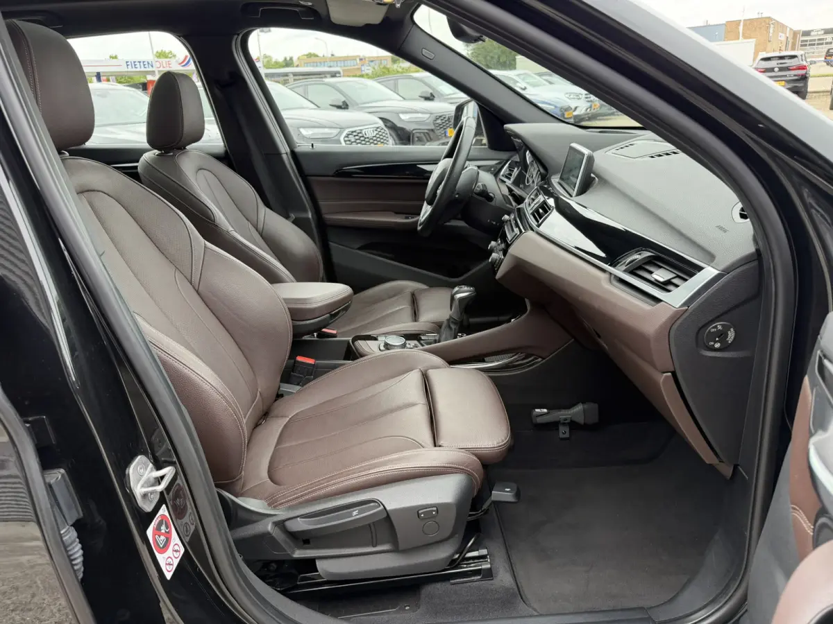 sDrive20i xLine Leder Panoramadak HiFi Pakket Head-Up Display PDC Afn. Trekhaak Sportstoelen 4S Banden