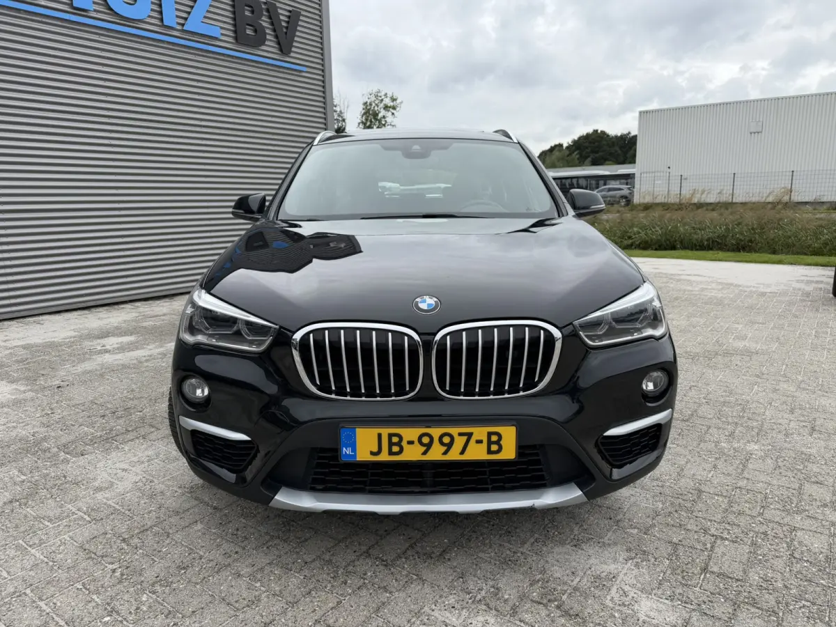 sDrive20i xLine Leder Panoramadak HiFi Pakket Head-Up Display PDC Afn. Trekhaak Sportstoelen 4S Banden