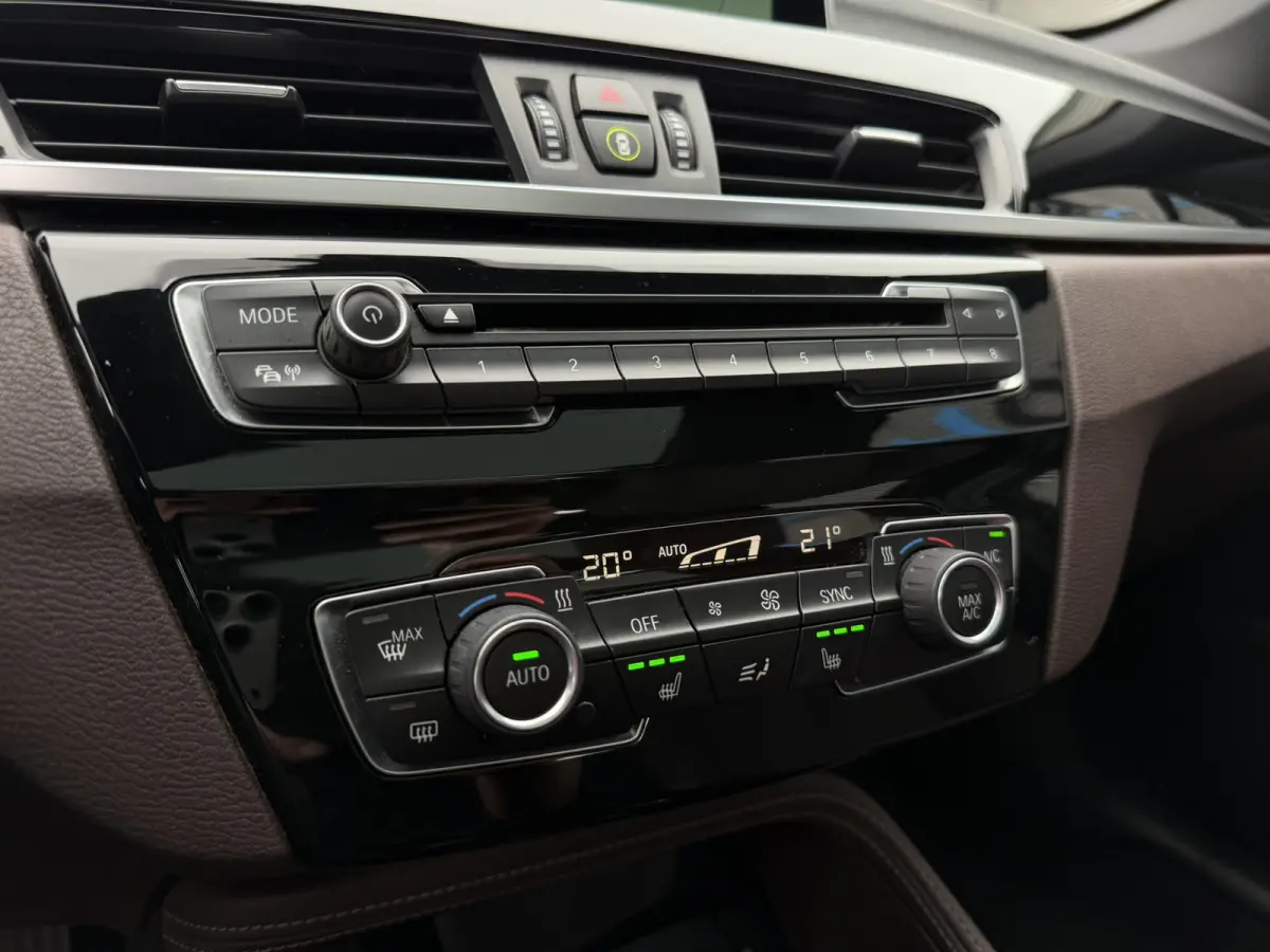 sDrive20i xLine Leder Panoramadak HiFi Pakket Head-Up Display PDC Afn. Trekhaak Sportstoelen 4S Banden