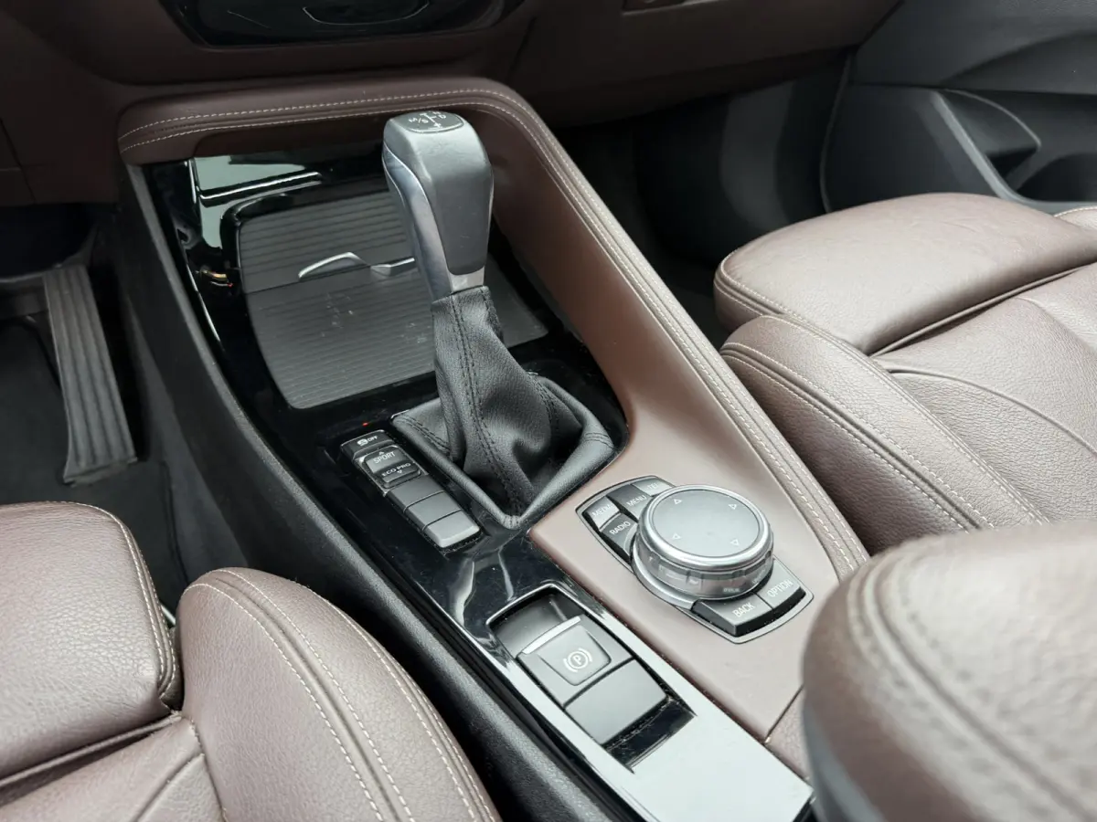 sDrive20i xLine Leder Panoramadak HiFi Pakket Head-Up Display PDC Afn. Trekhaak Sportstoelen 4S Banden