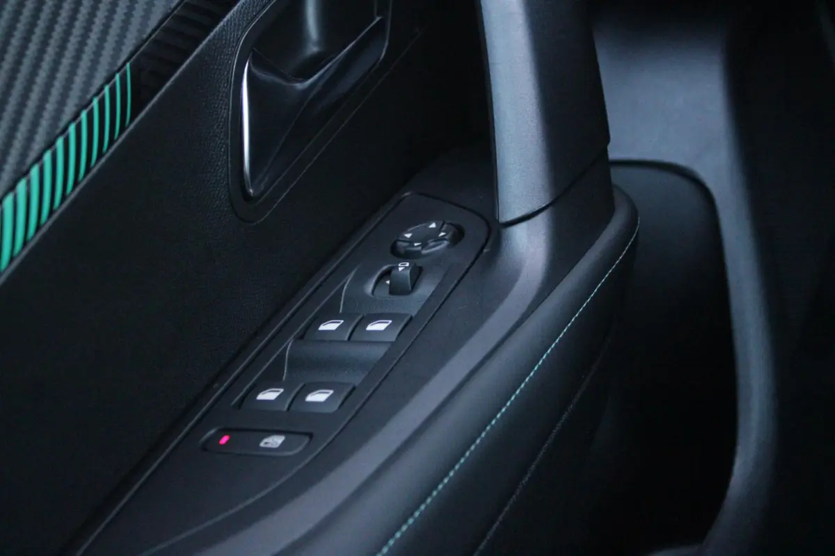 1.2 130PK ALLURE PACK | TREKHAAK AFNEEMBAAR | NAVIGATIE 10" TOUCHSCREEN | APPLE CARPLAY/ANDROID AUTO | ACHTERUITRIJ CAMERA | 3-D INSTRUMENTENPANEEL | CLIMATE CONTROL | CRUISE CONTROL | KEYLE
