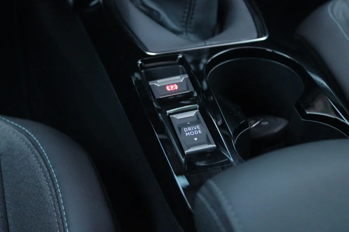 1.2 130PK ALLURE PACK | TREKHAAK AFNEEMBAAR | NAVIGATIE 10" TOUCHSCREEN | APPLE CARPLAY/ANDROID AUTO | ACHTERUITRIJ CAMERA | 3-D INSTRUMENTENPANEEL | CLIMATE CONTROL | CRUISE CONTROL | KEYLE
