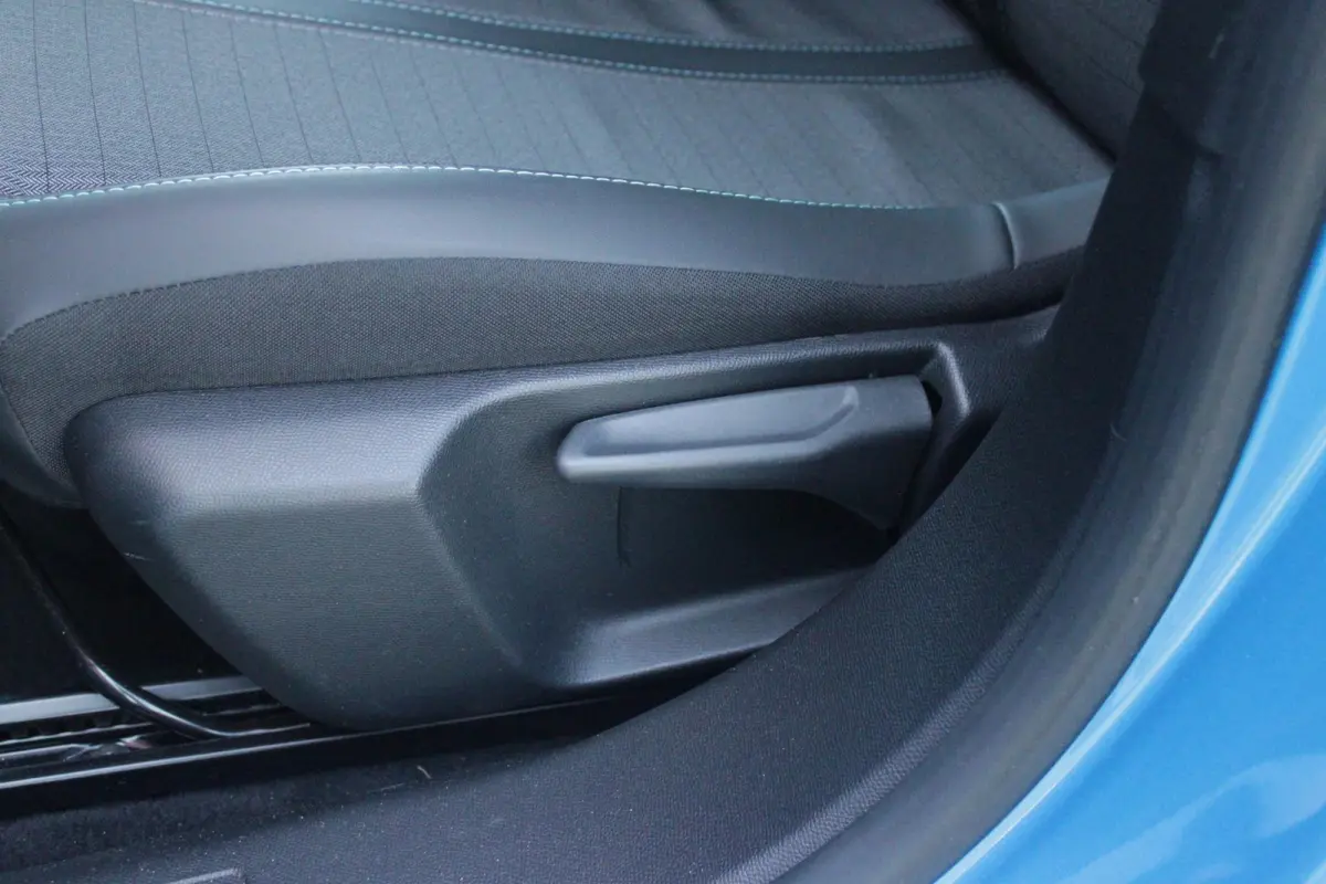 1.2 130PK ALLURE PACK | TREKHAAK AFNEEMBAAR | NAVIGATIE 10" TOUCHSCREEN | APPLE CARPLAY/ANDROID AUTO | ACHTERUITRIJ CAMERA | 3-D INSTRUMENTENPANEEL | CLIMATE CONTROL | CRUISE CONTROL | KEYLE