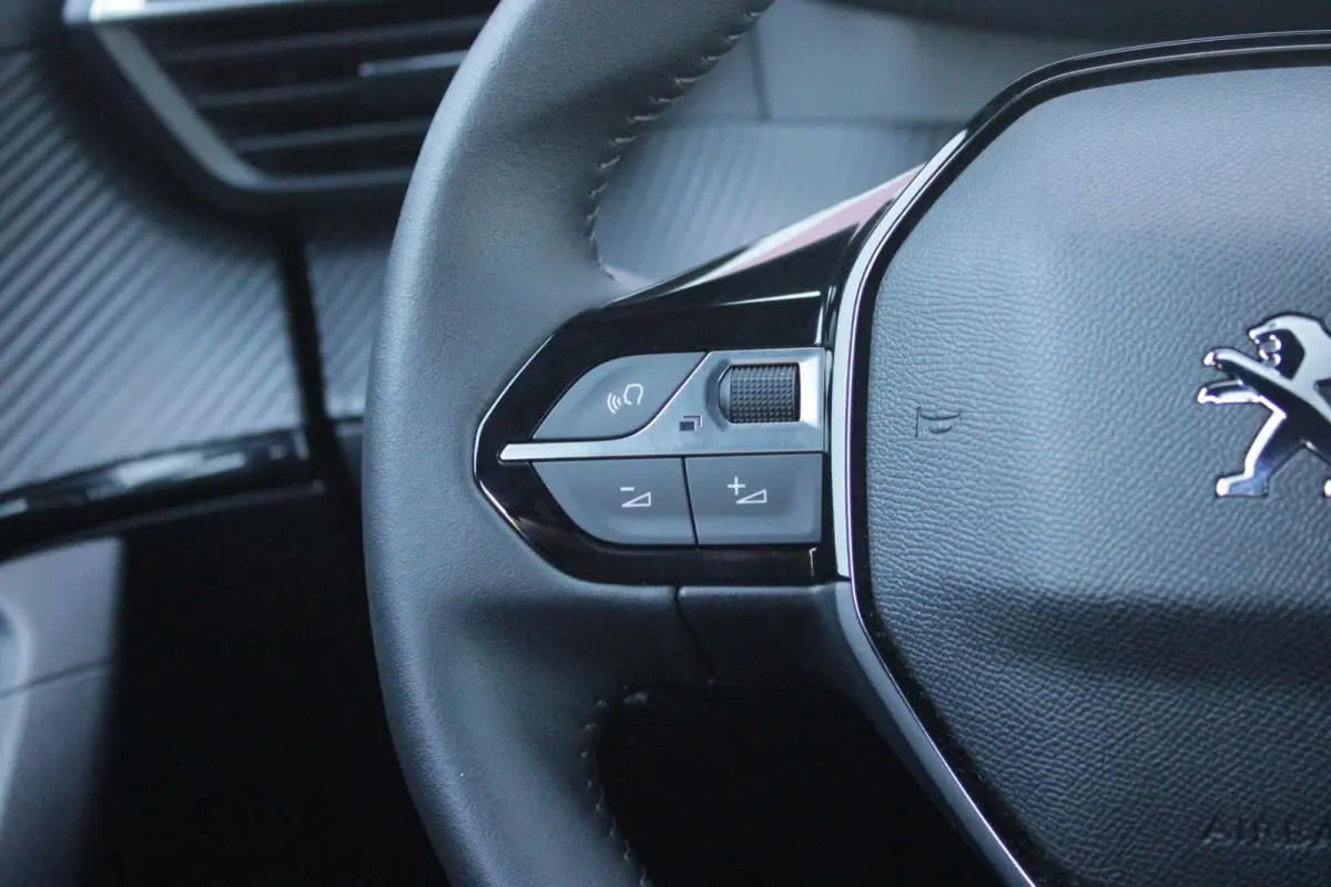 1.2 130PK ALLURE PACK | TREKHAAK AFNEEMBAAR | NAVIGATIE 10" TOUCHSCREEN | APPLE CARPLAY/ANDROID AUTO | ACHTERUITRIJ CAMERA | 3-D INSTRUMENTENPANEEL | CLIMATE CONTROL | CRUISE CONTROL | KEYLE