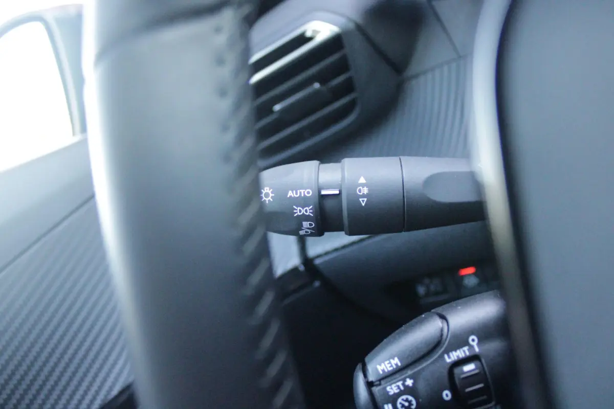 1.2 130PK ALLURE PACK | TREKHAAK AFNEEMBAAR | NAVIGATIE 10" TOUCHSCREEN | APPLE CARPLAY/ANDROID AUTO | ACHTERUITRIJ CAMERA | 3-D INSTRUMENTENPANEEL | CLIMATE CONTROL | CRUISE CONTROL | KEYLE