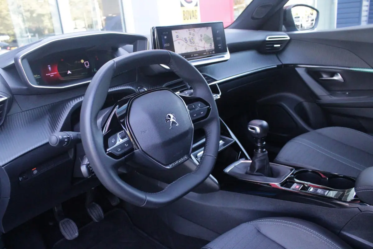 1.2 130PK ALLURE PACK | TREKHAAK AFNEEMBAAR | NAVIGATIE 10" TOUCHSCREEN | APPLE CARPLAY/ANDROID AUTO | ACHTERUITRIJ CAMERA | 3-D INSTRUMENTENPANEEL | CLIMATE CONTROL | CRUISE CONTROL | KEYLE