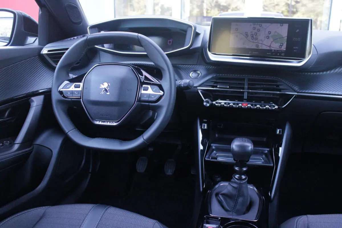1.2 130PK ALLURE PACK | TREKHAAK AFNEEMBAAR | NAVIGATIE 10" TOUCHSCREEN | APPLE CARPLAY/ANDROID AUTO | ACHTERUITRIJ CAMERA | 3-D INSTRUMENTENPANEEL | CLIMATE CONTROL | CRUISE CONTROL | KEYLE