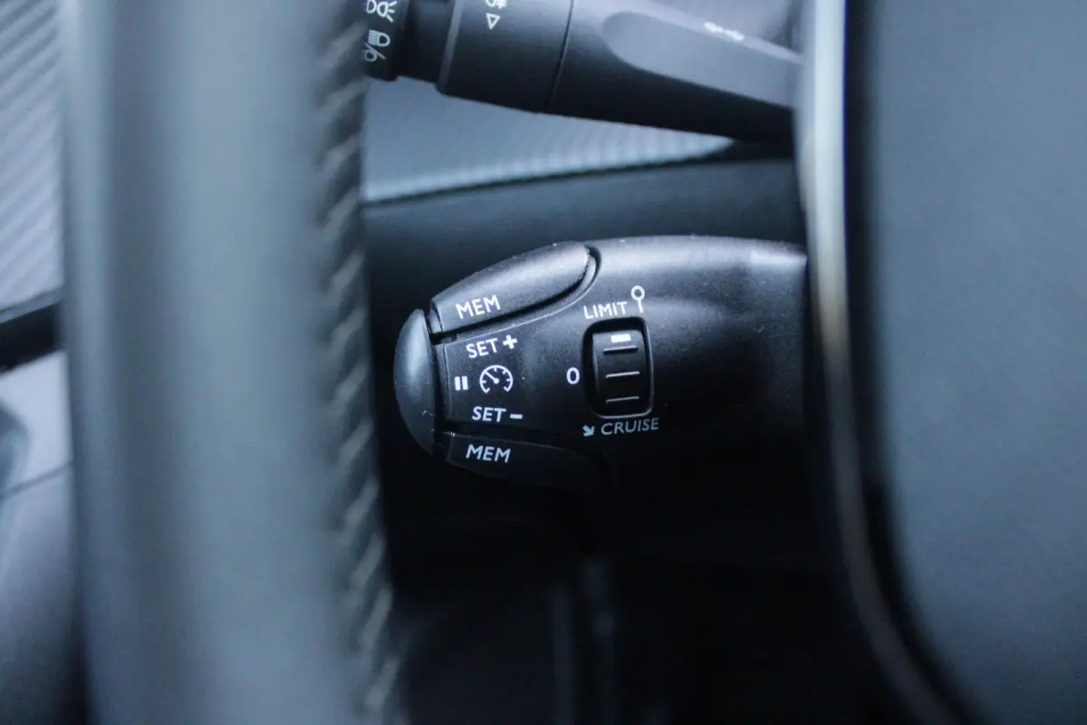 1.2 130PK ALLURE PACK | TREKHAAK AFNEEMBAAR | NAVIGATIE 10" TOUCHSCREEN | APPLE CARPLAY/ANDROID AUTO | ACHTERUITRIJ CAMERA | 3-D INSTRUMENTENPANEEL | CLIMATE CONTROL | CRUISE CONTROL | KEYLE