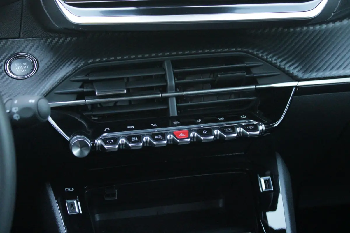 1.2 130PK ALLURE PACK | TREKHAAK AFNEEMBAAR | NAVIGATIE 10" TOUCHSCREEN | APPLE CARPLAY/ANDROID AUTO | ACHTERUITRIJ CAMERA | 3-D INSTRUMENTENPANEEL | CLIMATE CONTROL | CRUISE CONTROL | KEYLE