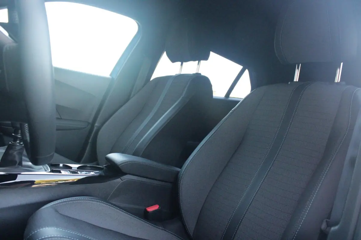 1.2 130PK ALLURE PACK | TREKHAAK AFNEEMBAAR | NAVIGATIE 10" TOUCHSCREEN | APPLE CARPLAY/ANDROID AUTO | ACHTERUITRIJ CAMERA | 3-D INSTRUMENTENPANEEL | CLIMATE CONTROL | CRUISE CONTROL | KEYLE