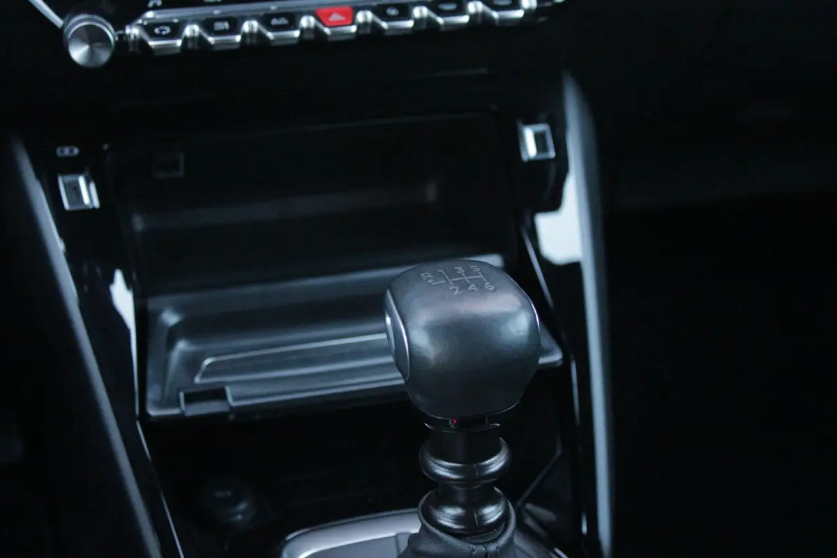 1.2 130PK ALLURE PACK | TREKHAAK AFNEEMBAAR | NAVIGATIE 10" TOUCHSCREEN | APPLE CARPLAY/ANDROID AUTO | ACHTERUITRIJ CAMERA | 3-D INSTRUMENTENPANEEL | CLIMATE CONTROL | CRUISE CONTROL | KEYLE