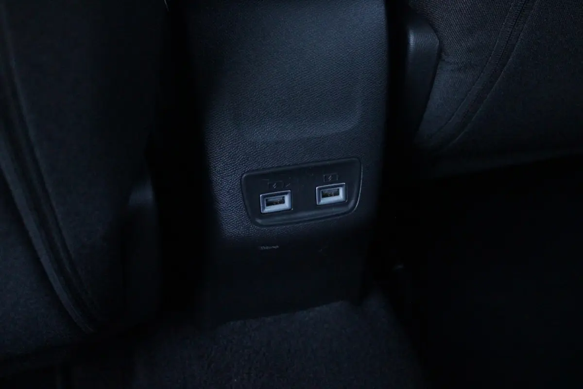 1.2 130PK ALLURE PACK | TREKHAAK AFNEEMBAAR | NAVIGATIE 10" TOUCHSCREEN | APPLE CARPLAY/ANDROID AUTO | ACHTERUITRIJ CAMERA | 3-D INSTRUMENTENPANEEL | CLIMATE CONTROL | CRUISE CONTROL | KEYLE