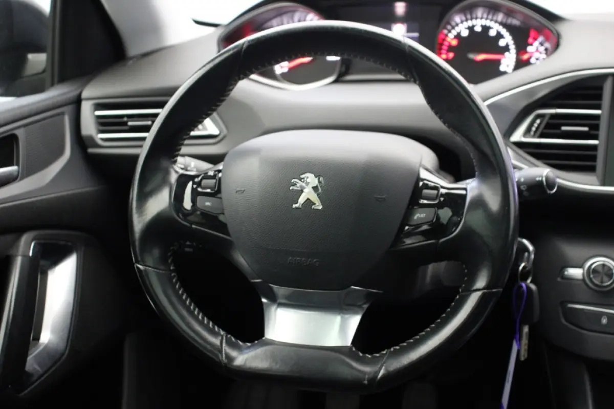 1.2 PureTech Executive - Panorama, Carplay, Trekhaak