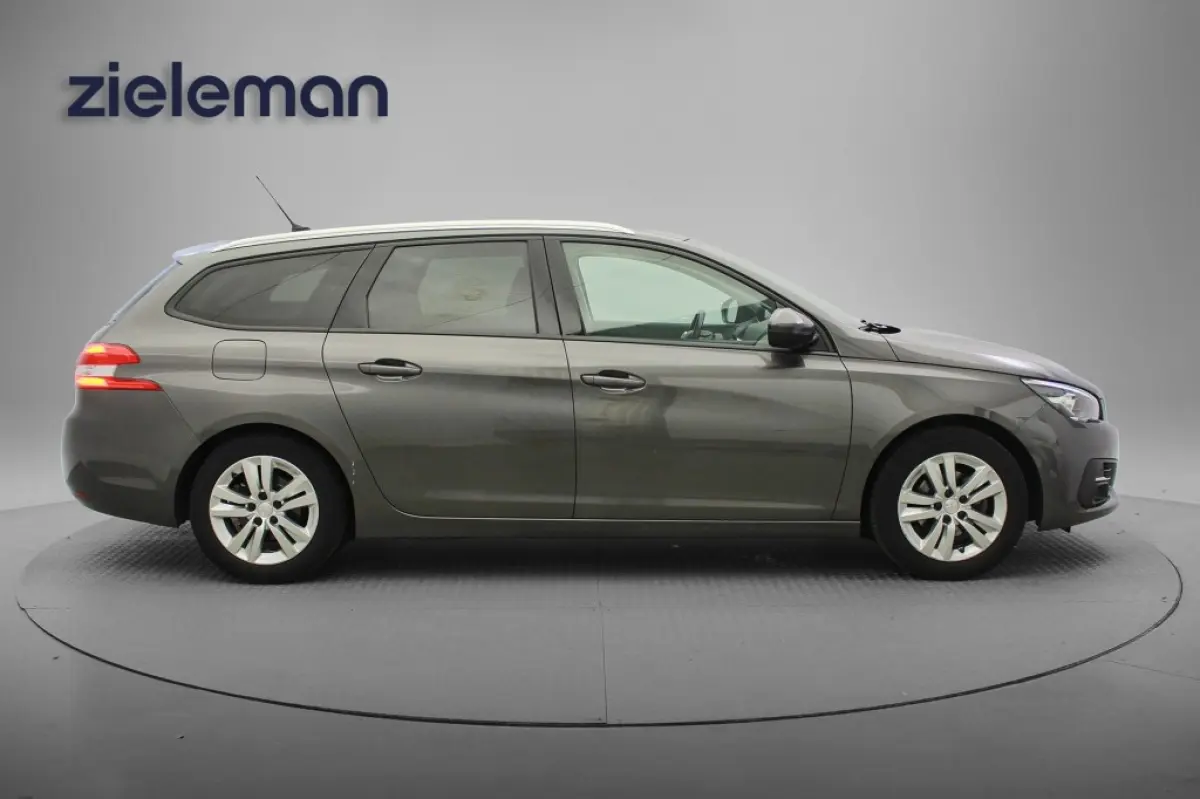 1.2 PureTech Executive - Panorama, Carplay, Trekhaak