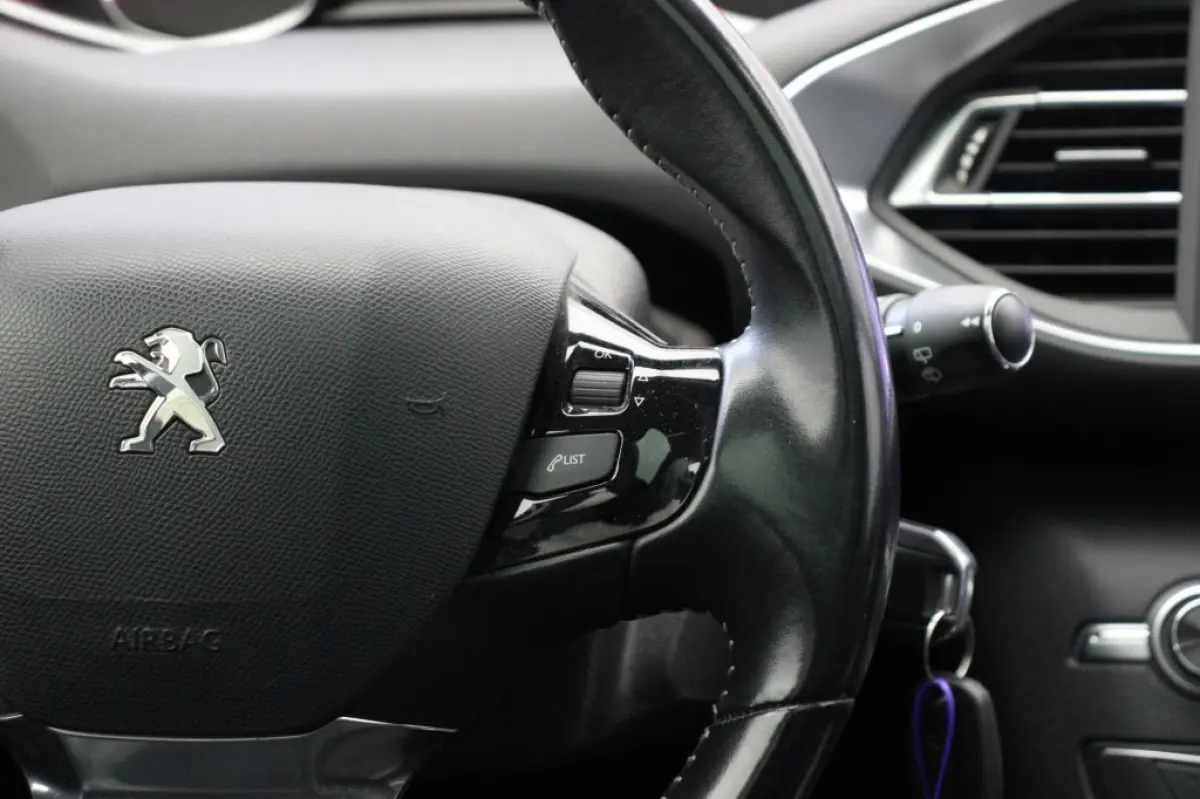 1.2 PureTech Executive - Panorama, Carplay, Trekhaak