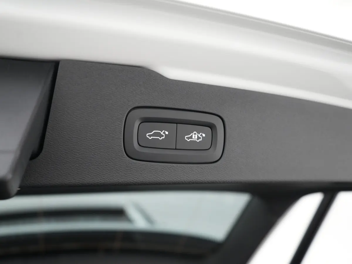 T6 Recharge AWD Ultra Dark | 360° Camera | Bowers & Wilkins Soundsystem | Cruise control adaptief met Stop&Go en stuurhulp