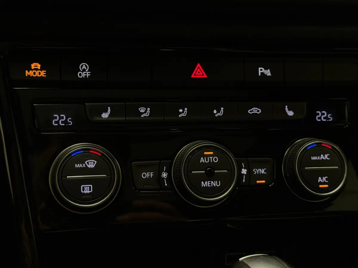 1.5 TSI Sport Business R / PANO / CARPLAY / MODE SPORT / ACC / GARANTIE / LED / DODEHOEK /CAMERA / LUXE LEDER /