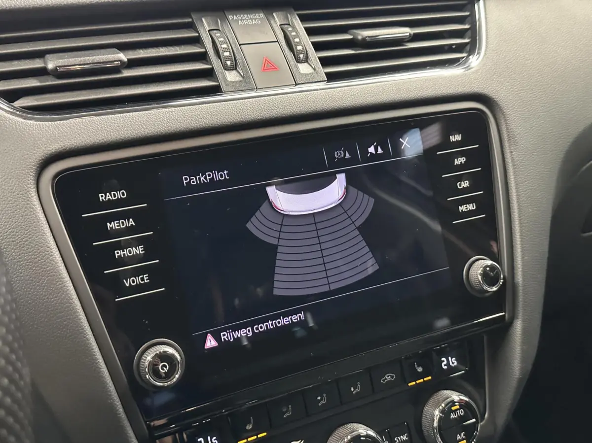 1.0 TSI Greentech Ambition Business NAVI ECC CARPLAY CRUISE STOELVERWARMING.