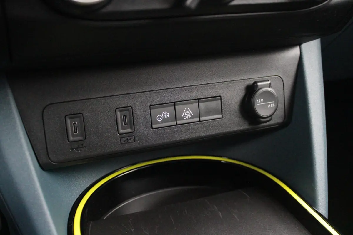 1.2 Hybrid 110PK AUTOMAAT ICON | PACK STYLE: 16" LICHTMETALEN VELGEN HOOGGLANS ZWART, DAKRAILS ZWART, EXTRA GETINTE ACHTERRUITEN, IN HOOGTE VERSTELBARE PASSAGIERSSTOEL, MIDDENARMSTEUN, STYLE