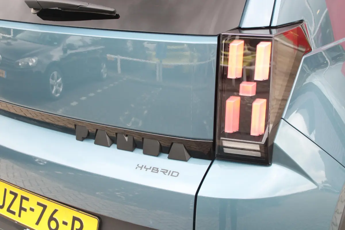 1.2 Hybrid 110PK AUTOMAAT ICON | PACK STYLE: 16" LICHTMETALEN VELGEN HOOGGLANS ZWART, DAKRAILS ZWART, EXTRA GETINTE ACHTERRUITEN, IN HOOGTE VERSTELBARE PASSAGIERSSTOEL, MIDDENARMSTEUN, STYLE