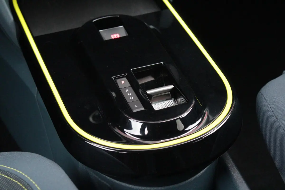 1.2 Hybrid 110PK AUTOMAAT ICON | PACK STYLE: 16" LICHTMETALEN VELGEN HOOGGLANS ZWART, DAKRAILS ZWART, EXTRA GETINTE ACHTERRUITEN, IN HOOGTE VERSTELBARE PASSAGIERSSTOEL, MIDDENARMSTEUN, STYLE