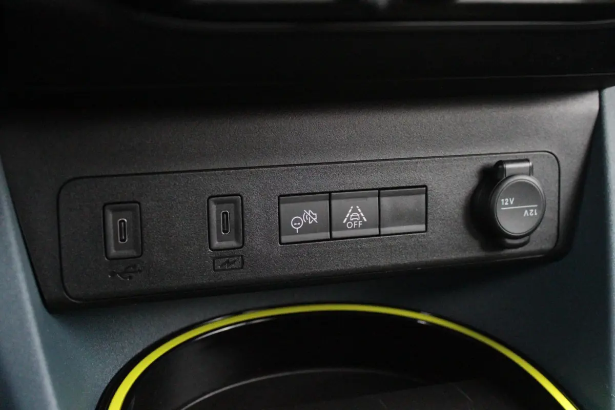 1.2 Hybrid 110PK AUTOMAAT ICON | PACK STYLE: 16" LICHTMETALEN VELGEN HOOGGLANS ZWART, DAKRAILS ZWART, EXTRA GETINTE ACHTERRUITEN, IN HOOGTE VERSTELBARE PASSAGIERSSTOEL, MIDDENARMSTEUN, STYLE