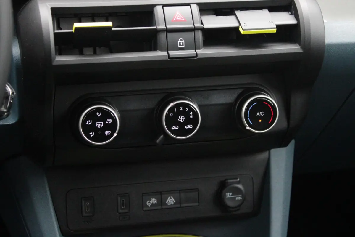 1.2 Hybrid 110PK AUTOMAAT ICON | PACK STYLE: 16" LICHTMETALEN VELGEN HOOGGLANS ZWART, DAKRAILS ZWART, EXTRA GETINTE ACHTERRUITEN, IN HOOGTE VERSTELBARE PASSAGIERSSTOEL, MIDDENARMSTEUN, STYLE