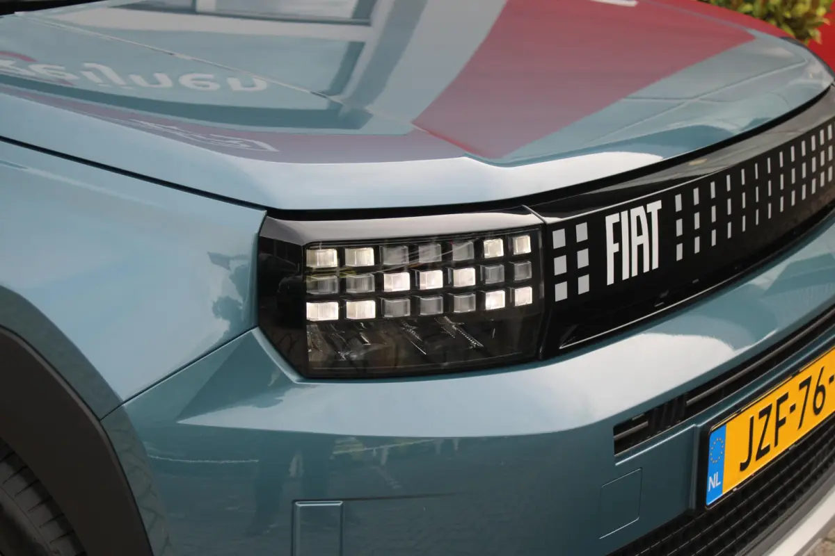 1.2 Hybrid 110PK AUTOMAAT ICON | PACK STYLE: 16" LICHTMETALEN VELGEN HOOGGLANS ZWART, DAKRAILS ZWART, EXTRA GETINTE ACHTERRUITEN, IN HOOGTE VERSTELBARE PASSAGIERSSTOEL, MIDDENARMSTEUN, STYLE